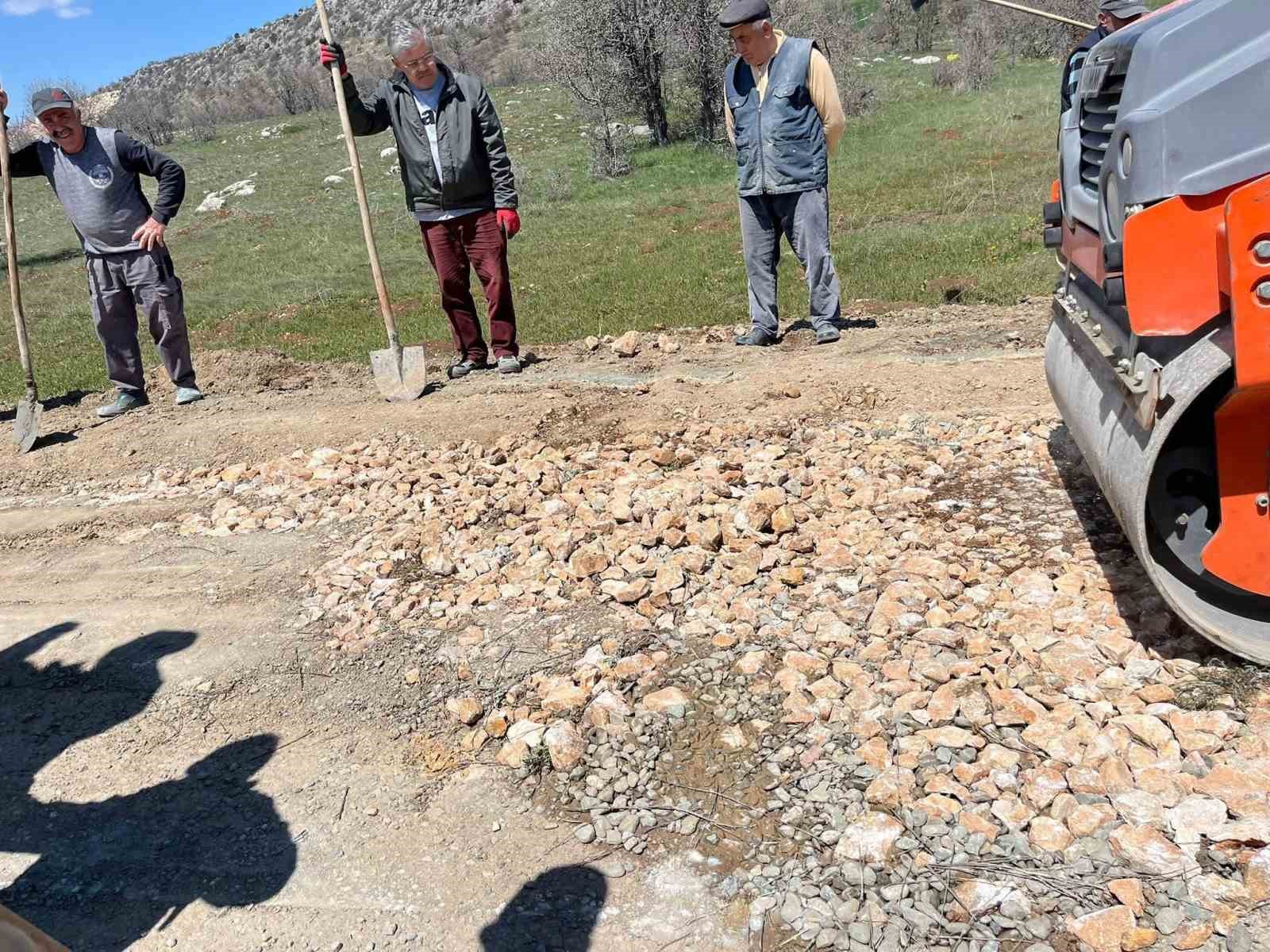 Tokat’ta köy halkı el ele vererek 5 kilometrelik yolu yeniledi
