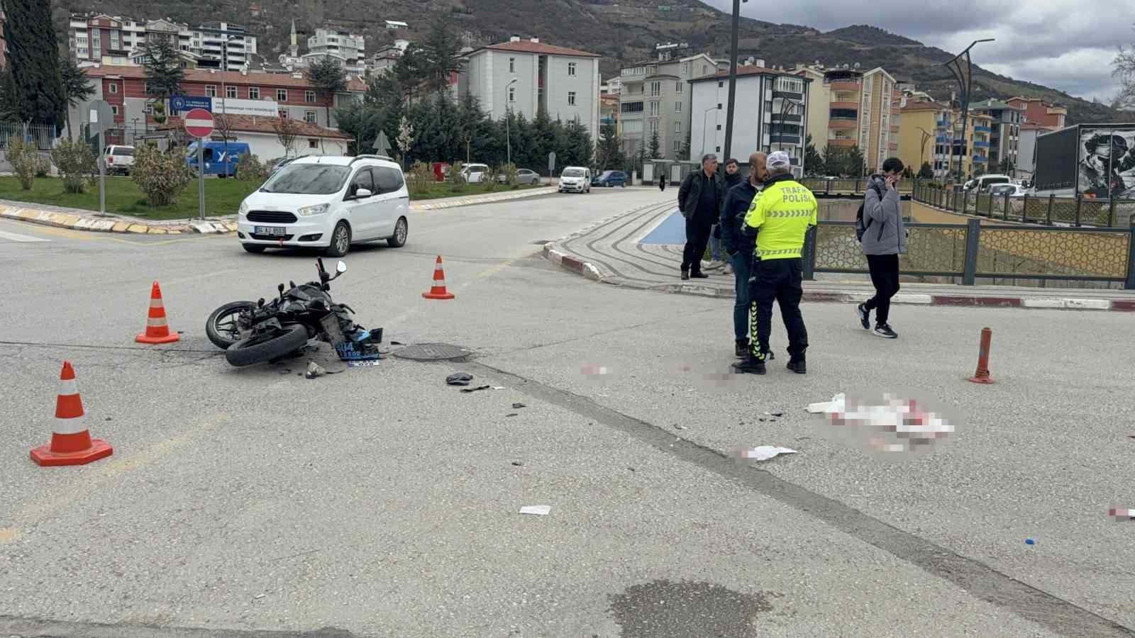 Tokat’ta motosikletle otomobil çarpıştı: 2 ağır yaralı
