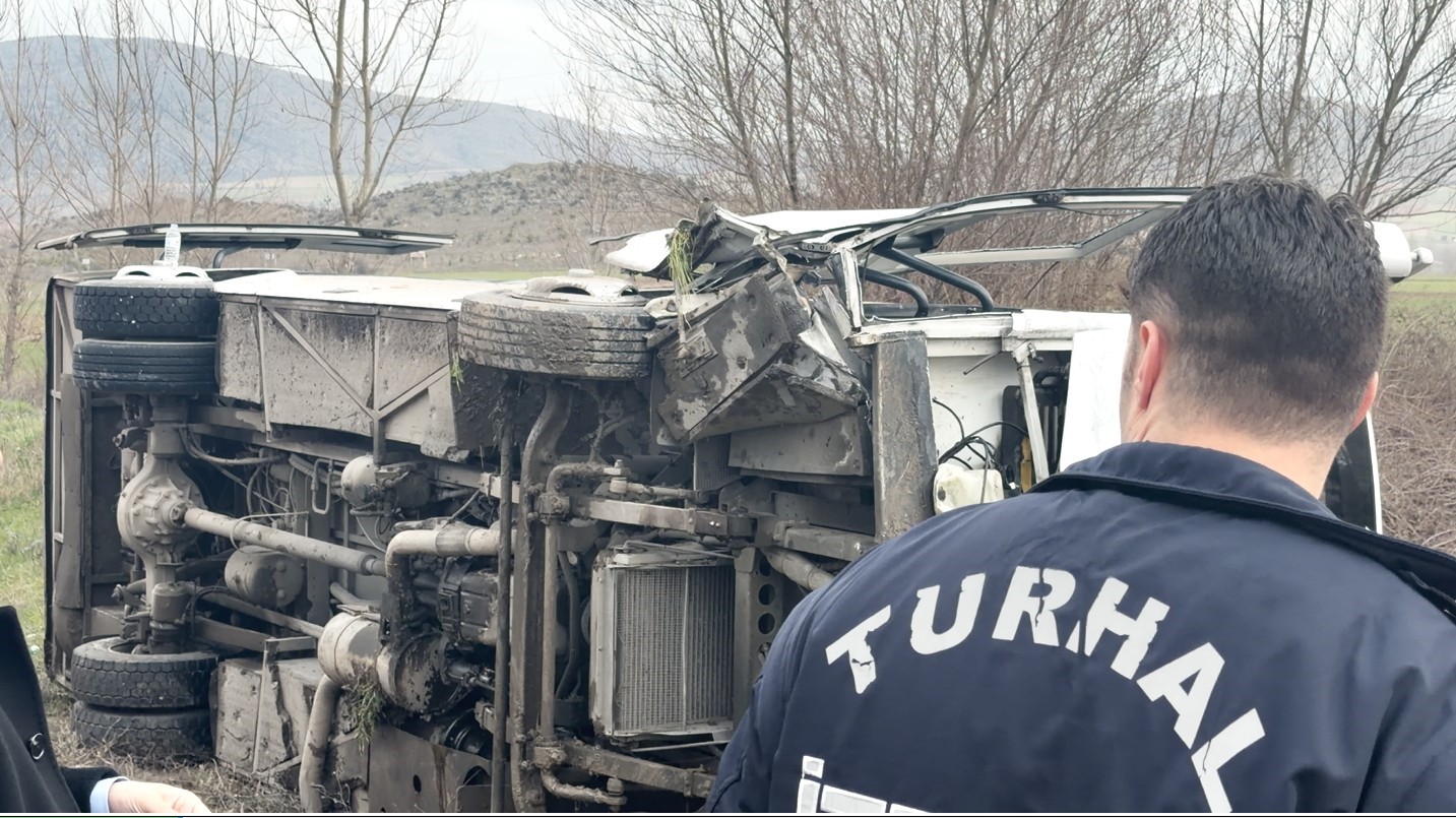 Tokat’ta öğrenci servisi otomobille çarpıştı: 6 öğrenci yaralandı
