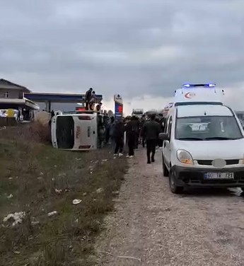 Tokat’ta öğrenci servisi otomobille çarpıştı: 6 öğrenci yaralandı
