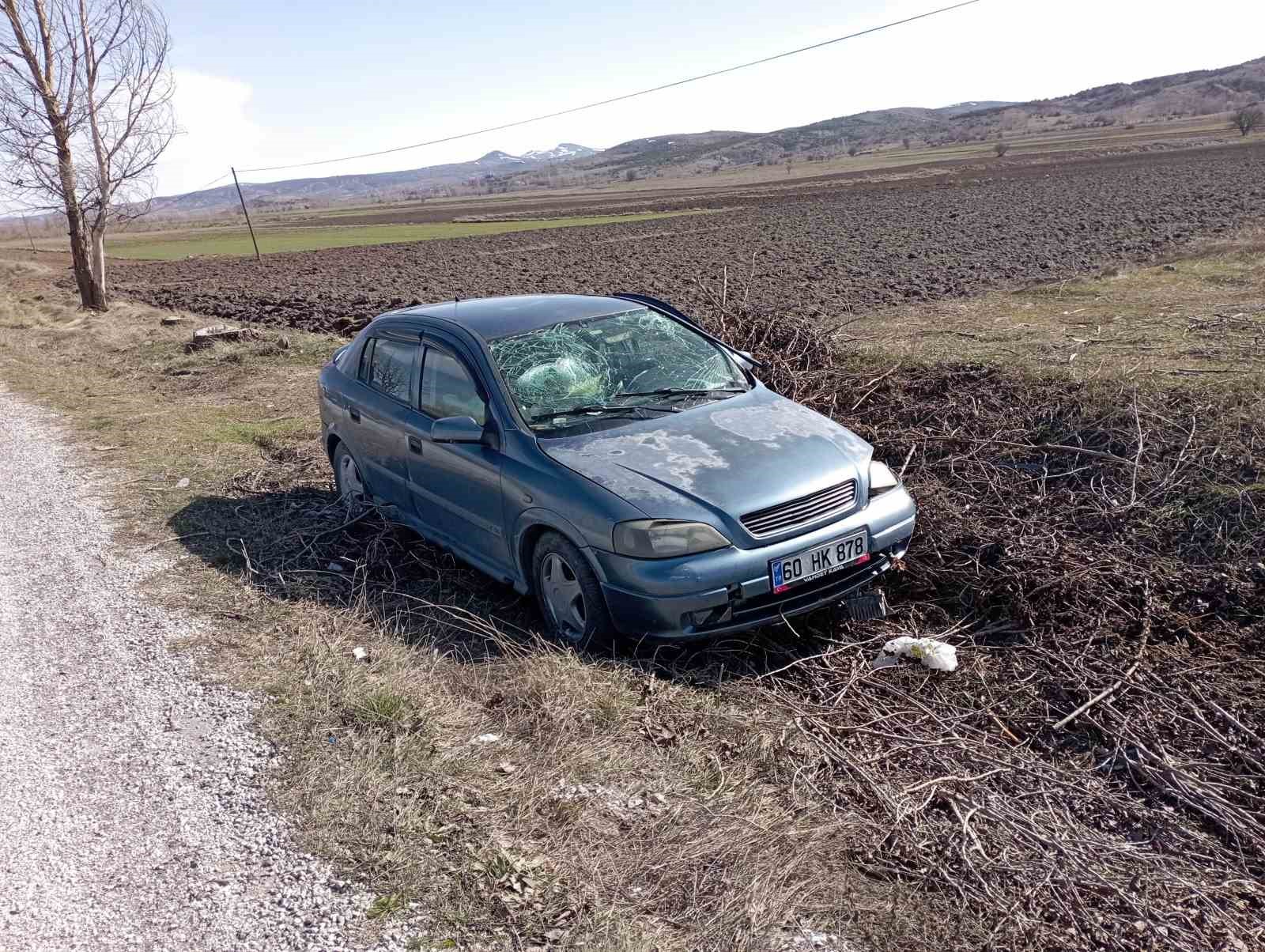 Tokat’ta otomobiliyle tarlaya düşen sürücü yaralandı

