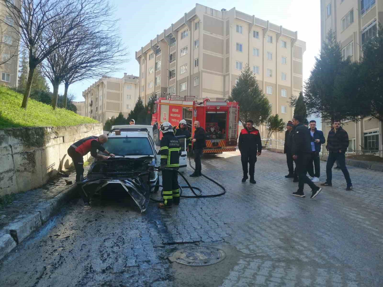 Tokat’ta park halindeki otomobil alev alev yandı

