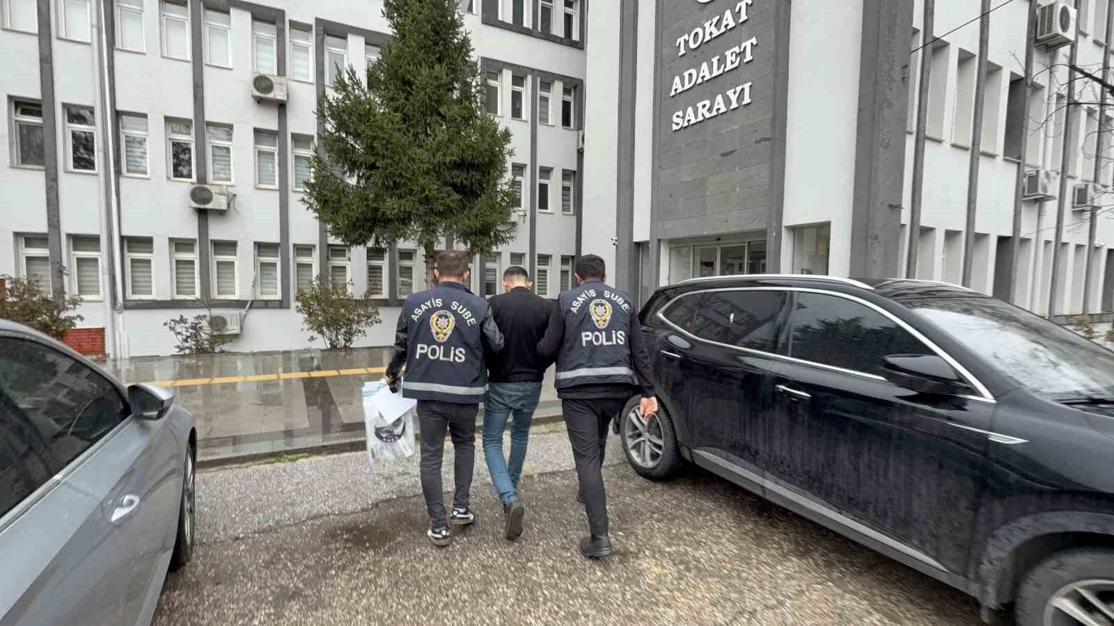 Tokat’ta polis delil aradı, cephanelik buldu
