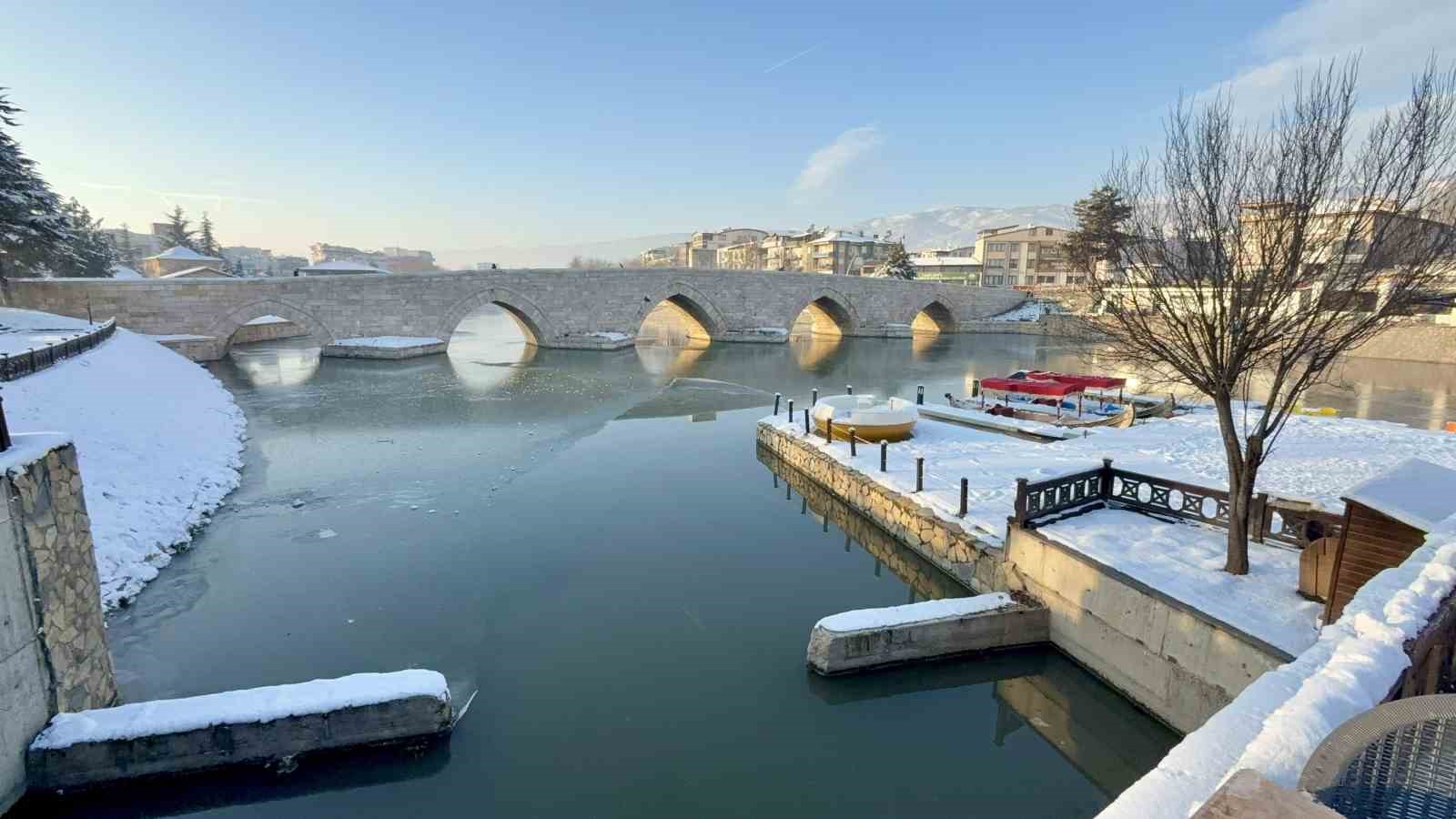 Tokat’ta son yüzyılın en sert ocak ayı yaşandı: Yeşilırmak’ın yüzeyi dondu
Tokat’ta son yüzyılın en sert ocak ayı yaşandı: Yeşilırmak’ın yüzeyi dondu