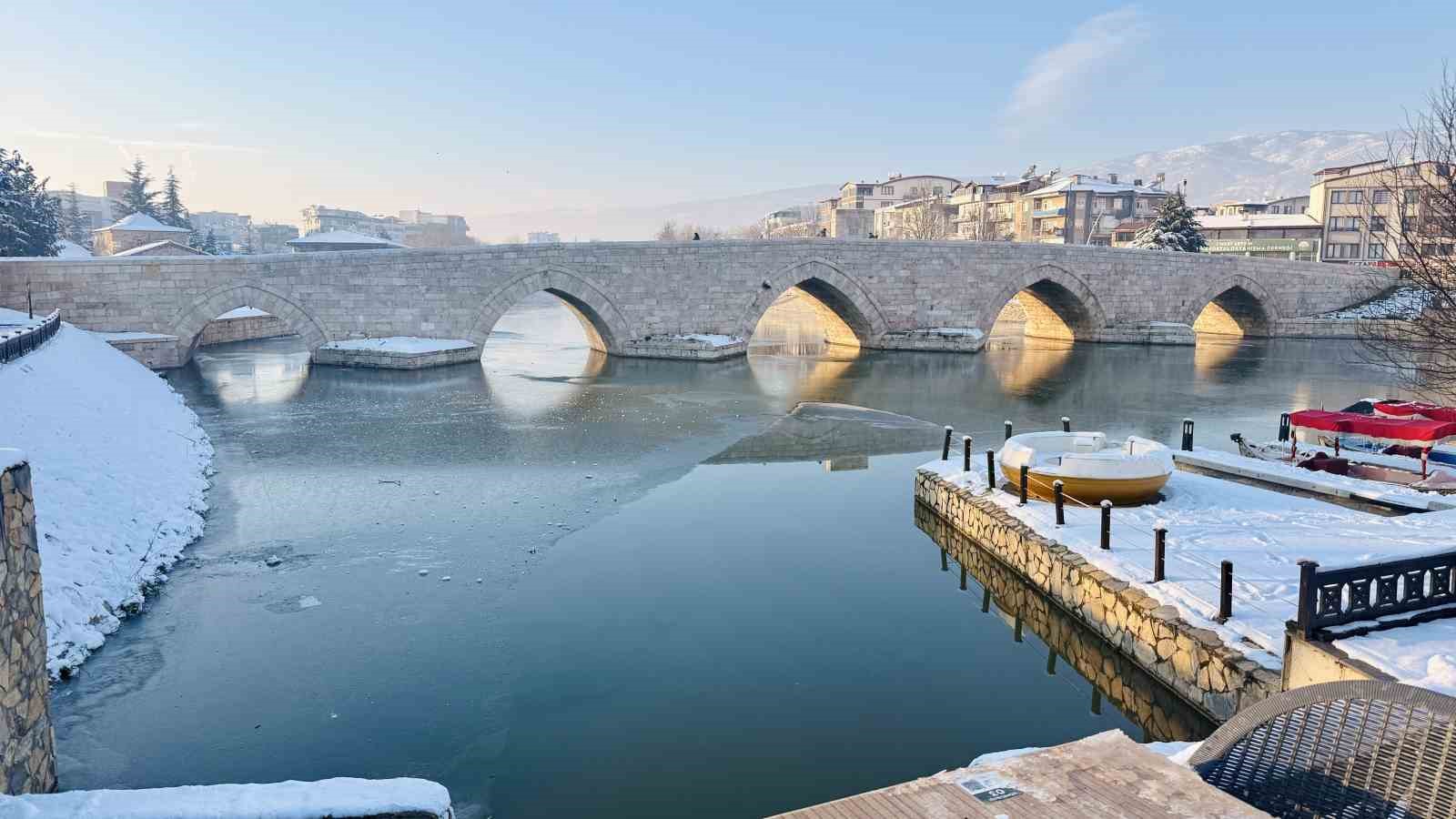 Tokat’ta son yüzyılın en sert ocak ayı yaşandı: Yeşilırmak’ın yüzeyi dondu
Tokat’ta son yüzyılın en sert ocak ayı yaşandı: Yeşilırmak’ın yüzeyi dondu