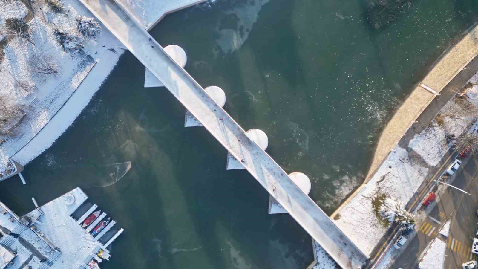 Tokat’ta son yüzyılın en sert ocak ayı yaşandı: Yeşilırmak’ın yüzeyi dondu
Tokat’ta son yüzyılın en sert ocak ayı yaşandı: Yeşilırmak’ın yüzeyi dondu