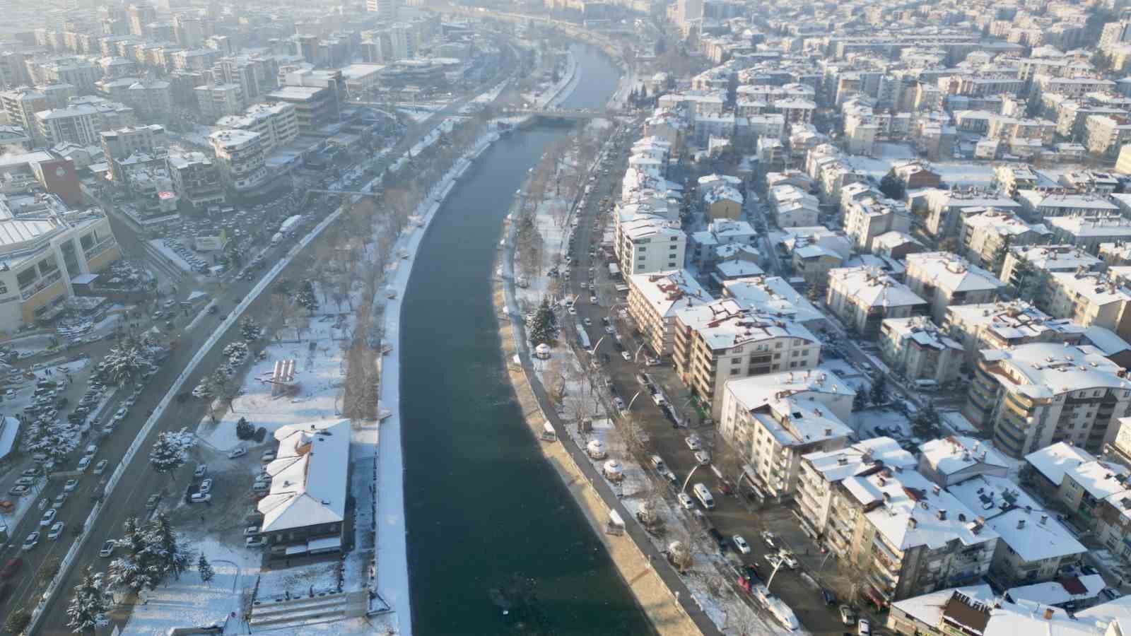 Tokat’ta son yüzyılın en sert ocak ayı yaşandı: Yeşilırmak’ın yüzeyi dondu
Tokat’ta son yüzyılın en sert ocak ayı yaşandı: Yeşilırmak’ın yüzeyi dondu