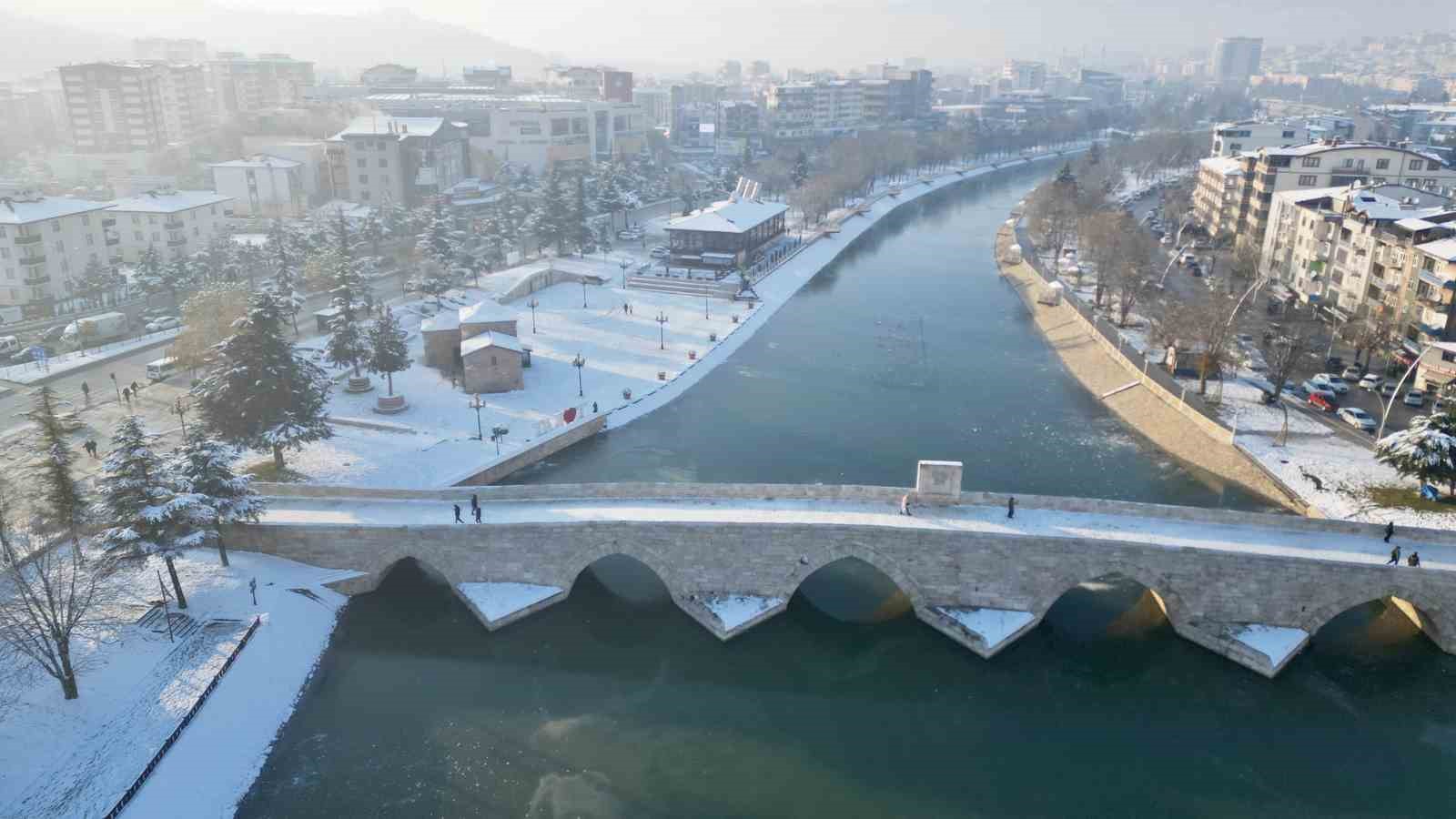 Tokat’ta son yüzyılın en sert ocak ayı yaşandı: Yeşilırmak’ın yüzeyi dondu
Tokat’ta son yüzyılın en sert ocak ayı yaşandı: Yeşilırmak’ın yüzeyi dondu