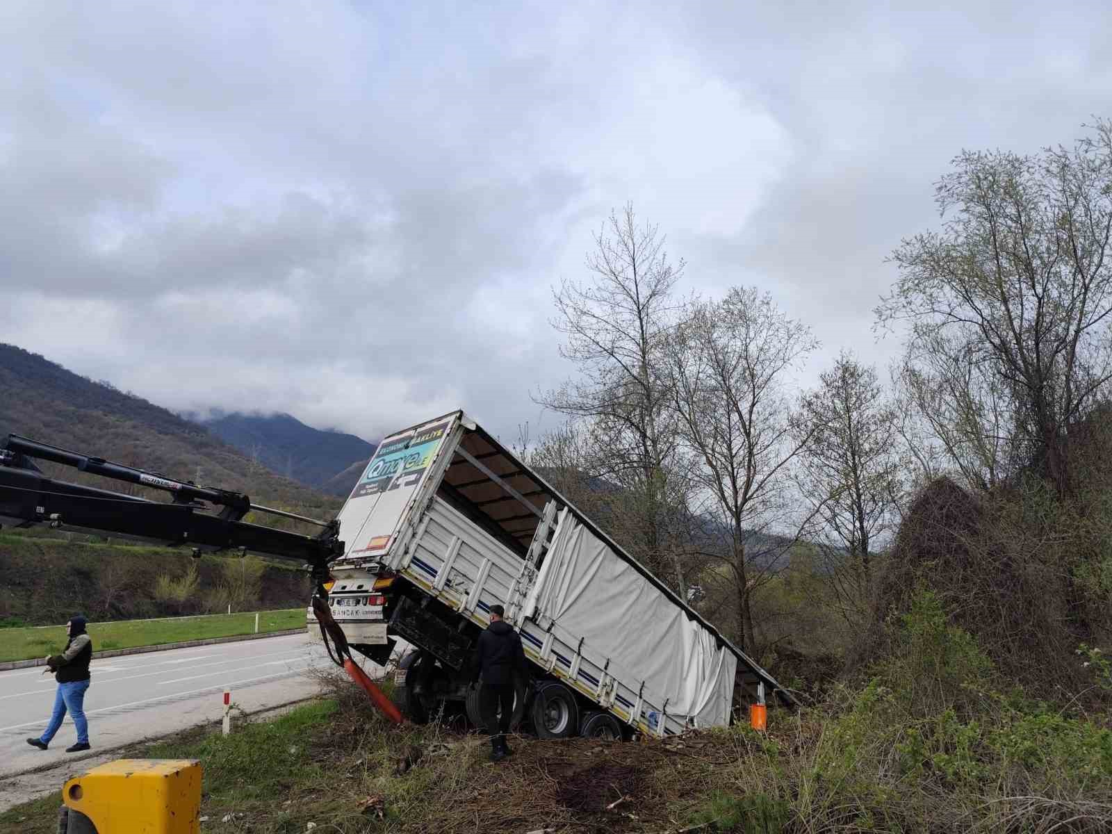 Tokat’ta tır devrildi: 3 kişi yaralandı, 6 hayvan telef oldu
