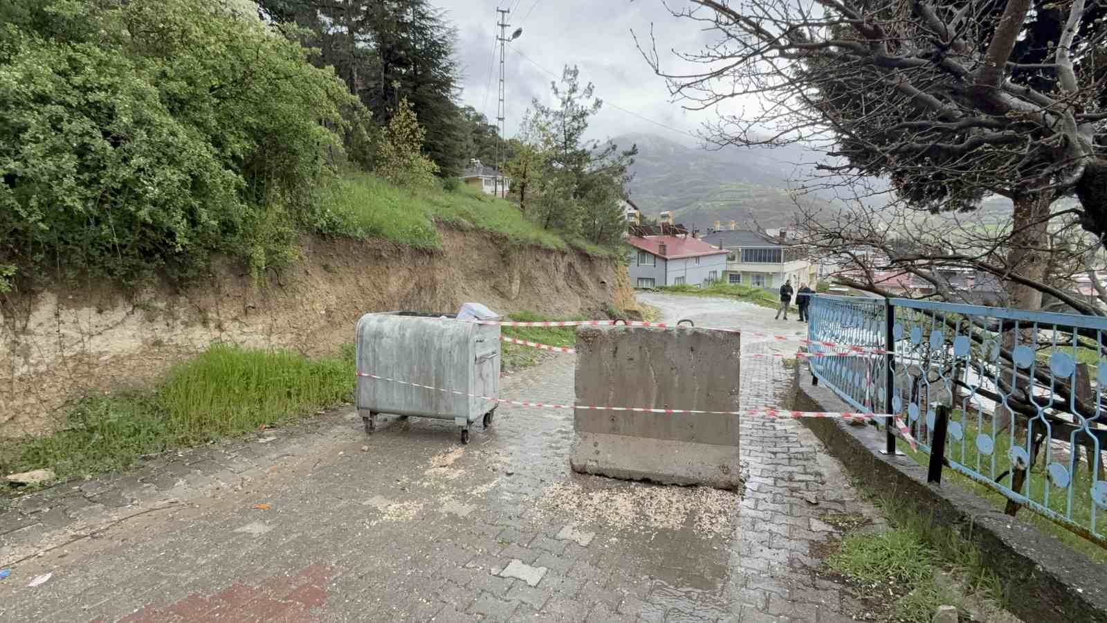 Tokat’ta toprak kayması nedeniyle 13 dairenin tahliye edildiği bölge dron ile görüntülendi
