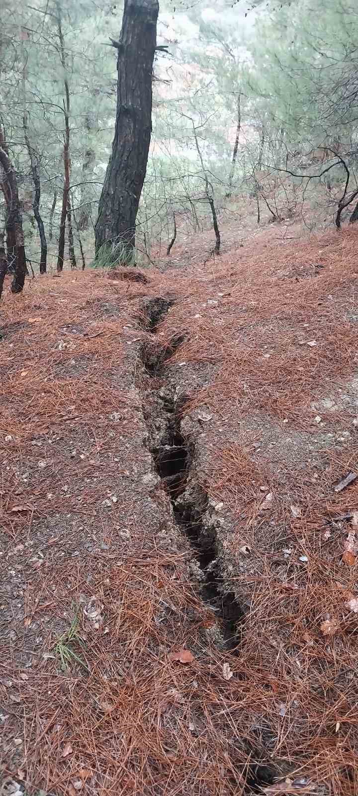 Tokat’ta toprak kayması nedeniyle 13 dairenin tahliye edildiği bölge dron ile görüntülendi
