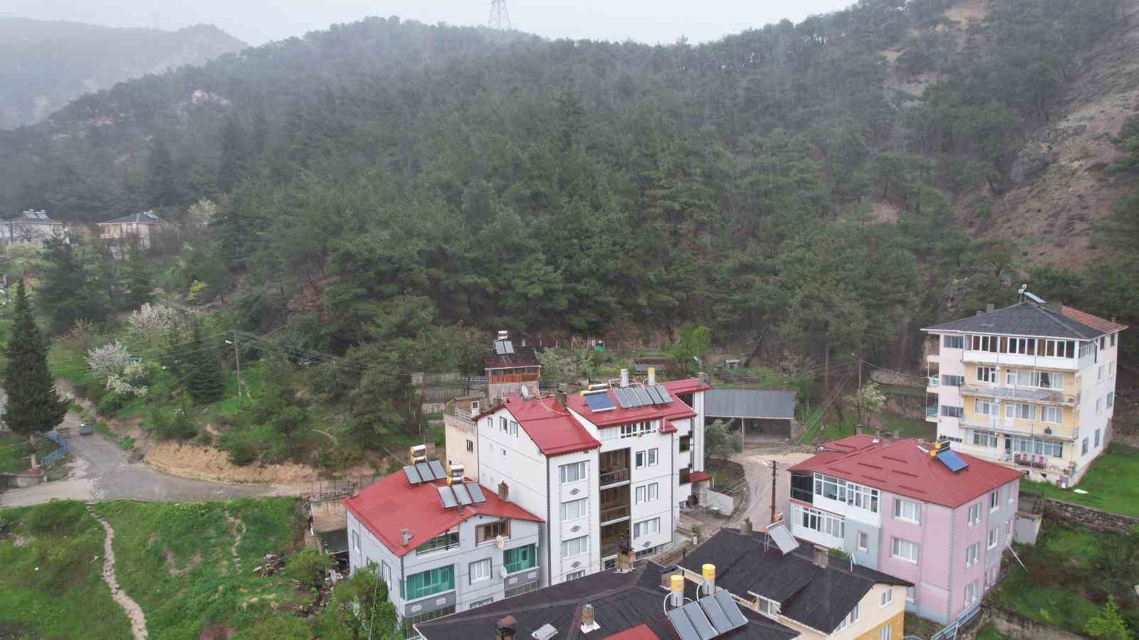 Tokat’ta toprak kayması nedeniyle 13 dairenin tahliye edildiği bölge dron ile görüntülendi
