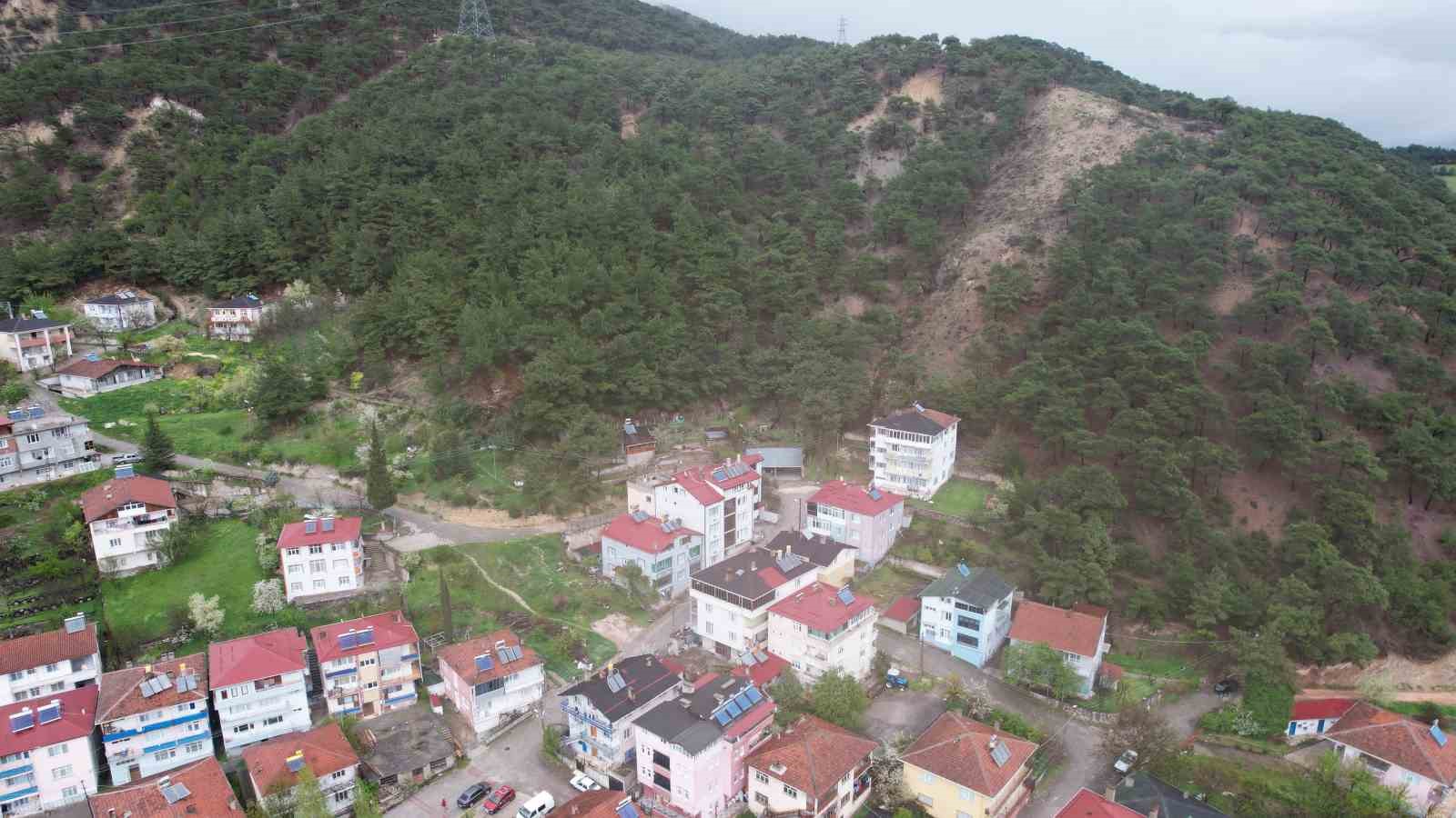 Tokat’ta toprak kayması nedeniyle 13 dairenin tahliye edildiği bölge dron ile görüntülendi
