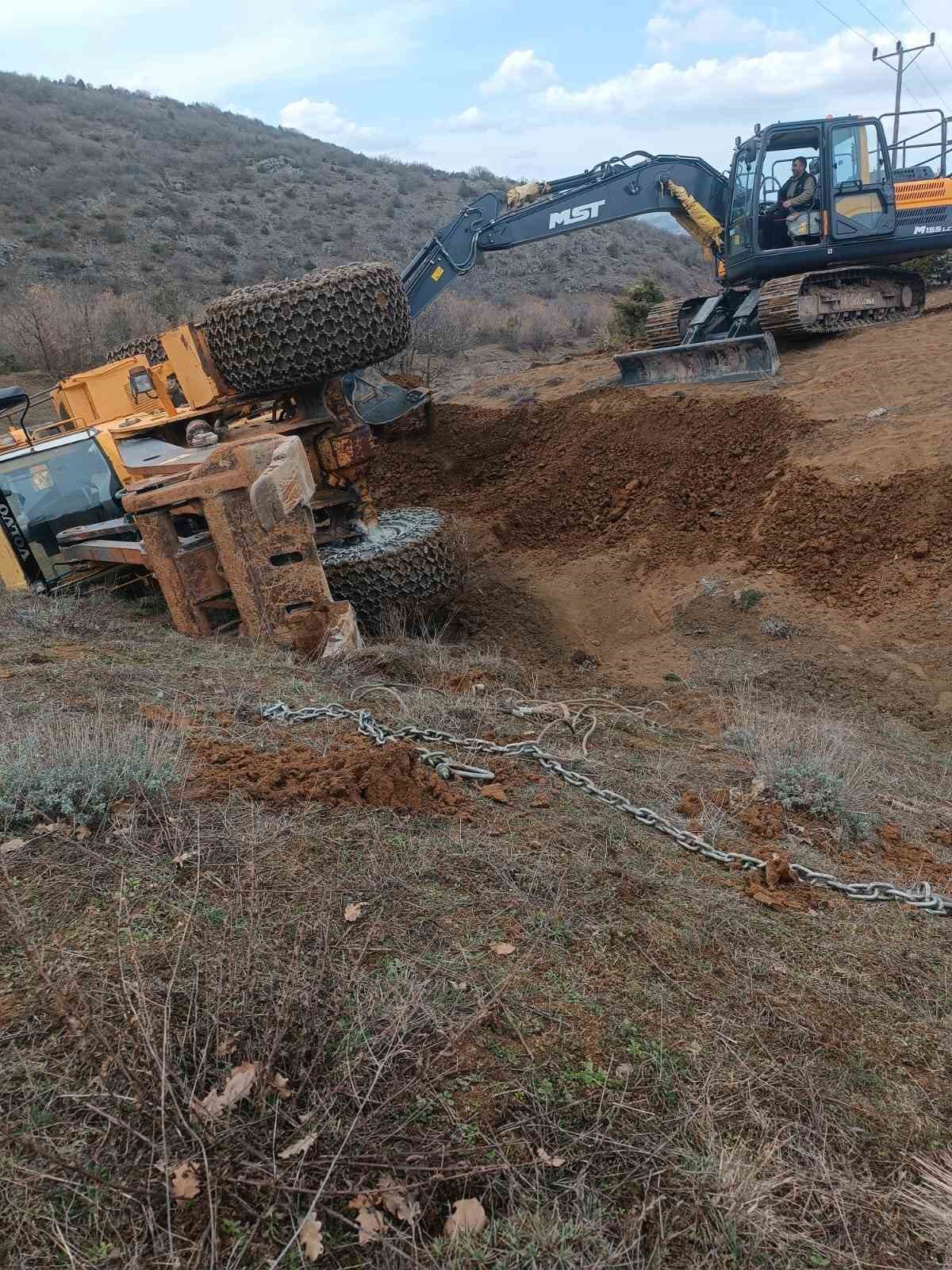 Tokat’ta uçuruma yuvarlanan traktörü kurtarmaya giden kepçe de devrildi
