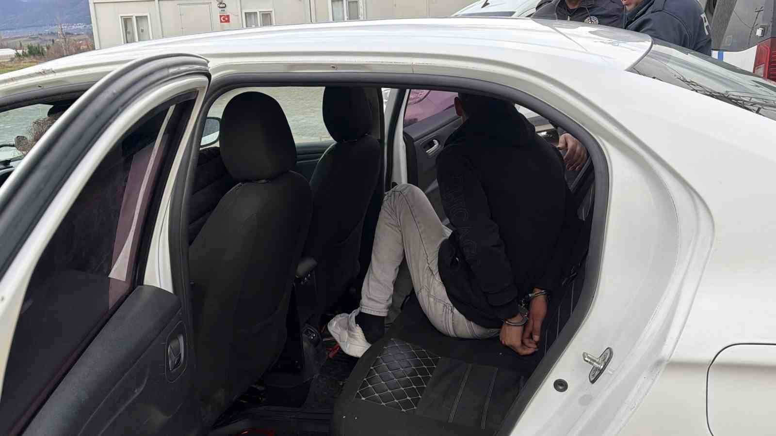 Tokat’ta uygulama noktasında bir araçta kaçak göçmen yakalandı
