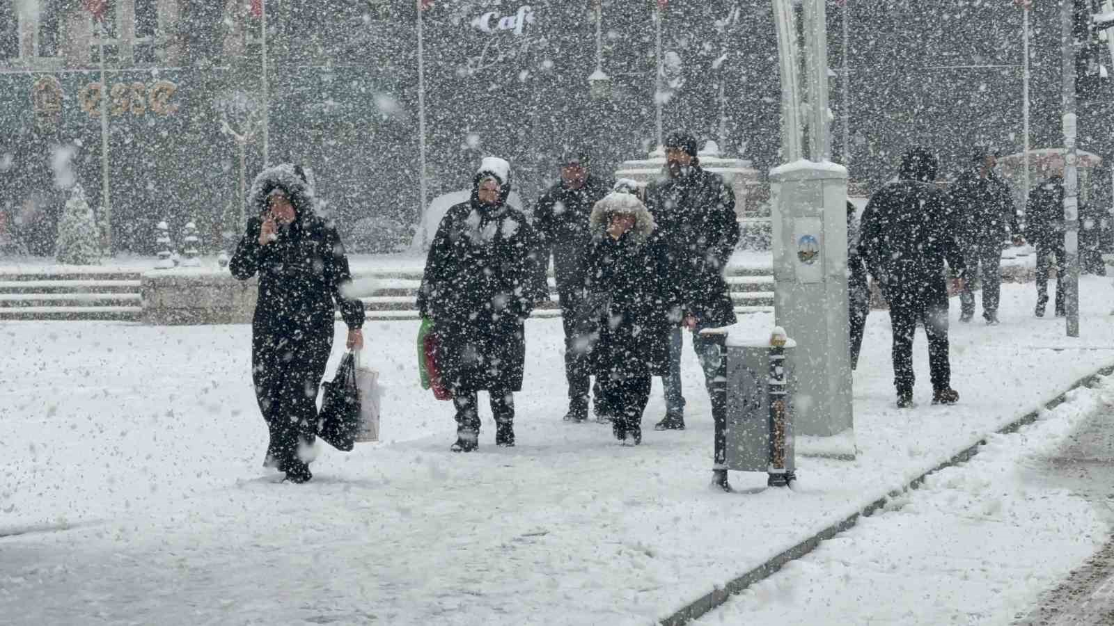 Tokat’ta yeni yılın ilk karı etkili oldu
