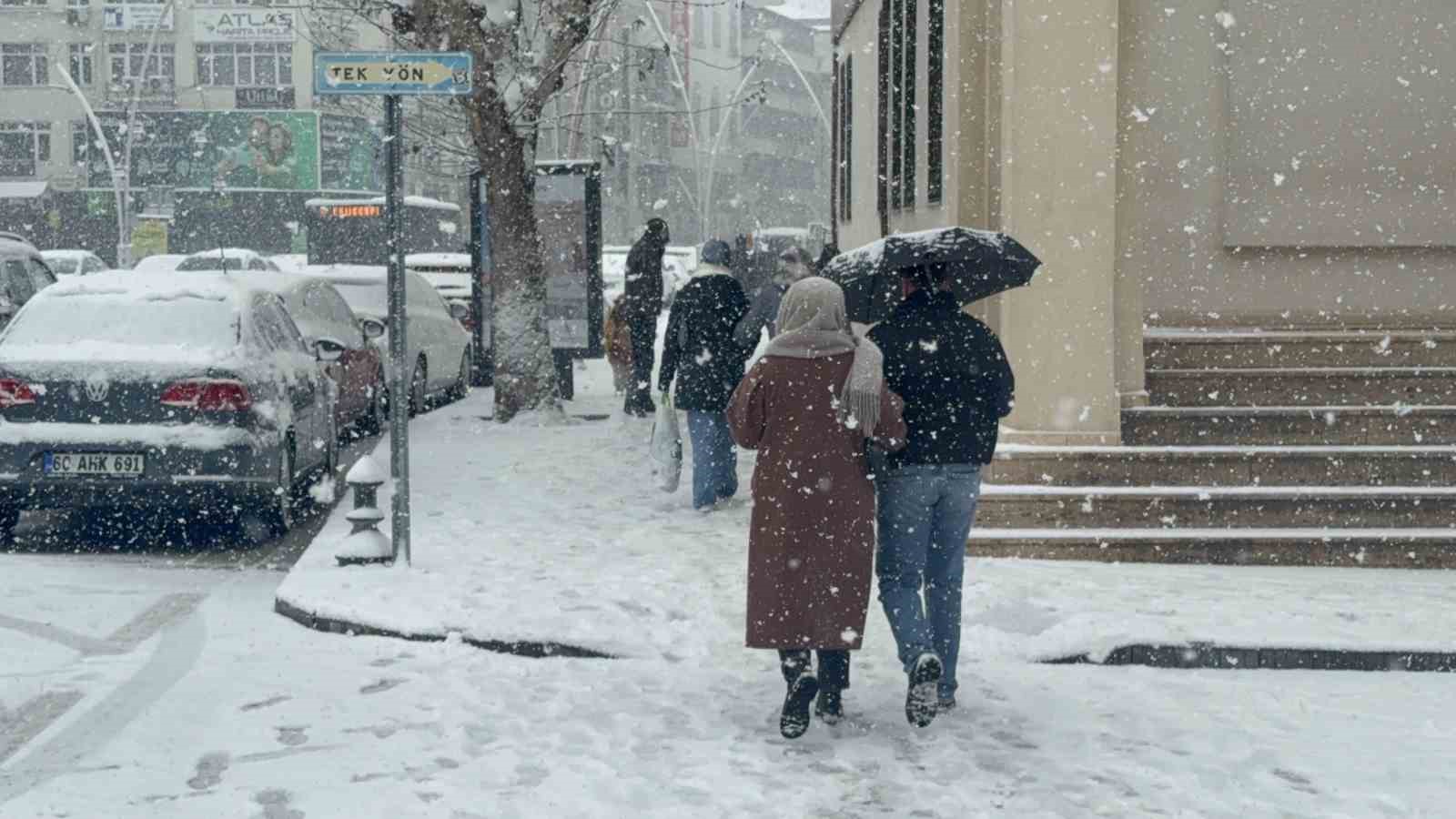 Tokat’ta yeni yılın ilk karı etkili oldu
