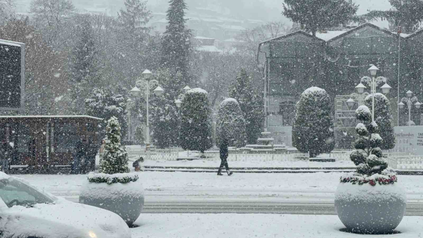 Tokat’ta yeni yılın ilk karı etkili oldu
