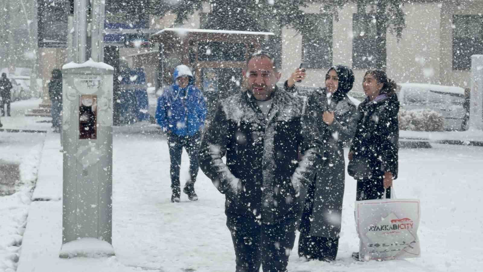 Tokat’ta yeni yılın ilk karı etkili oldu
