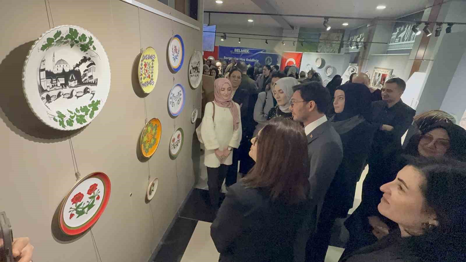 Toktalı kadınların elinde şekillenen çiniler görücüye çıktı
