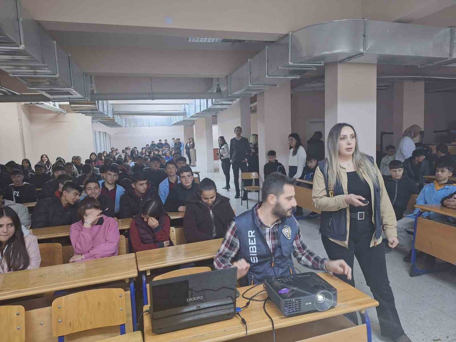 Tomarza’da lise öğrencilerine siber güvenlik semineri verildi
