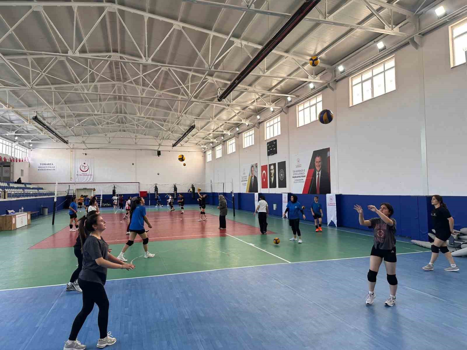 Tomarza’da voleybol kursları Ramazan’da da hız kesmiyor
