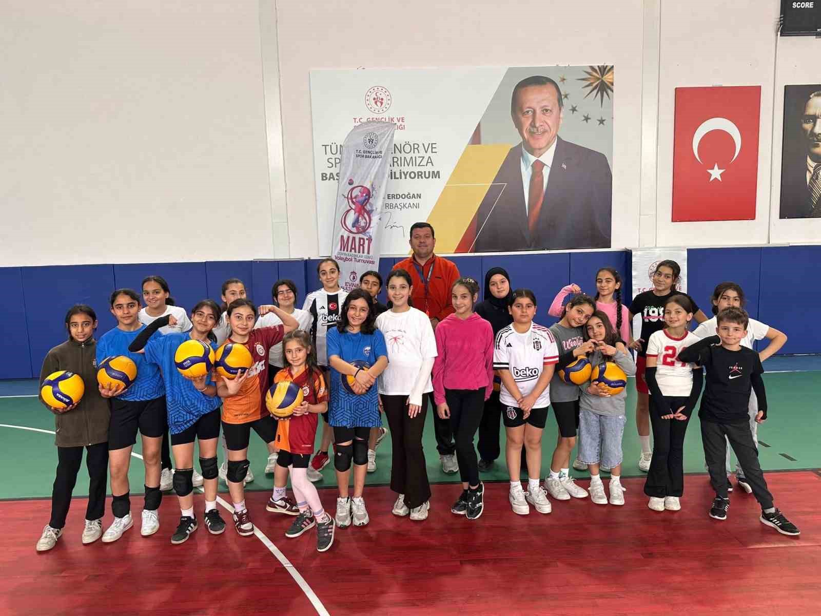 Tomarza’da voleybol kursları Ramazan’da da hız kesmiyor
