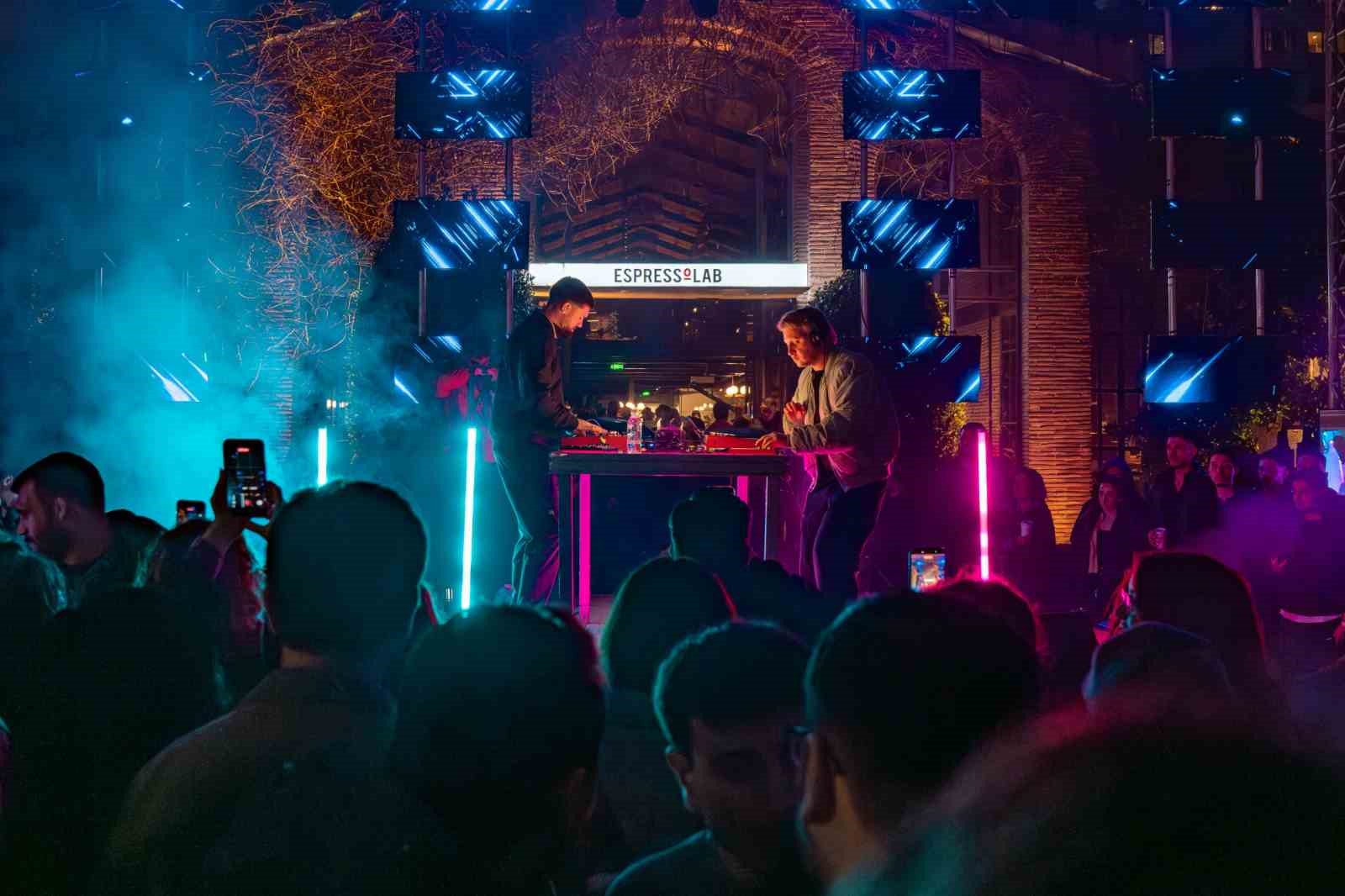 Tonic Walter, Espressolab Roastery’de sahne aldı
Tonic Walter, Espressolab Roastery’de sahne aldı