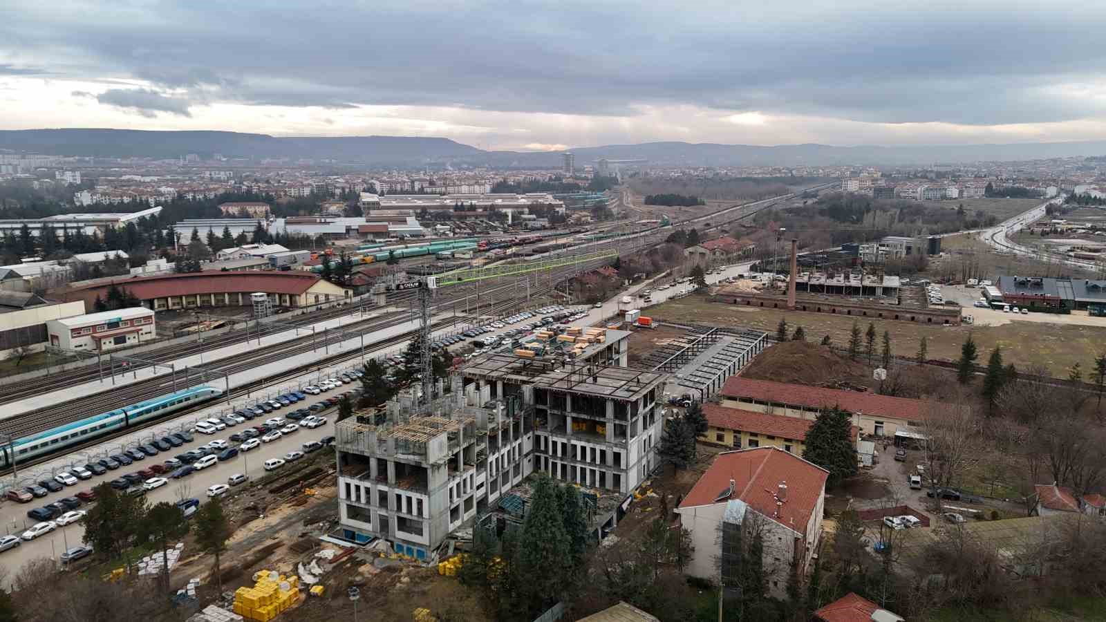 Tonlarca yükü metrelerce yükseklikte adeta iğne deliğinden geçiriyorlar
