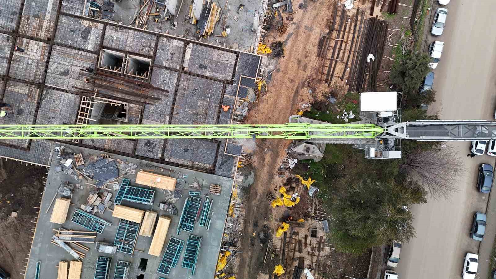 Tonlarca yükü metrelerce yükseklikte adeta iğne deliğinden geçiriyorlar
