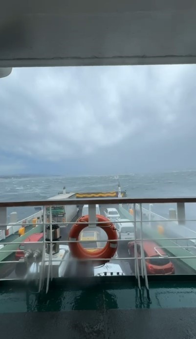 Topçular-Eskihisar seferini yapan arabalı feribot fırtınada sürüklendi
