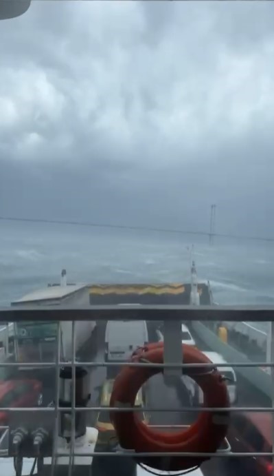 Topçular-Eskihisar seferini yapan arabalı feribot fırtınada sürüklendi
