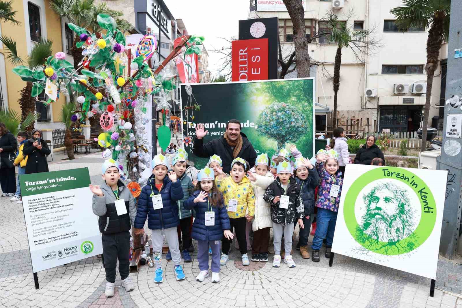 Topladıkları çöplerden atık ağacı yaptılar
