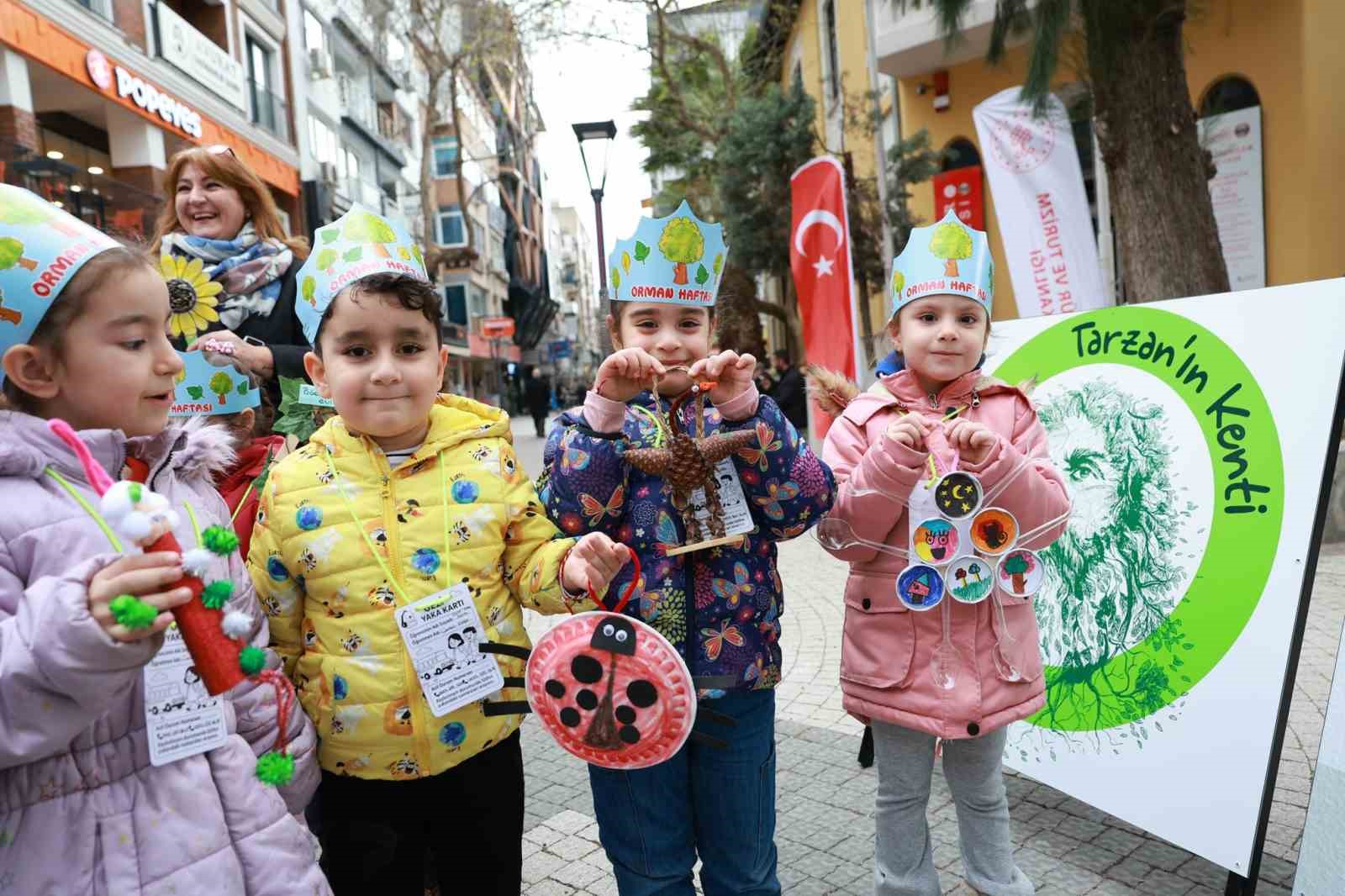 Topladıkları çöplerden atık ağacı yaptılar
