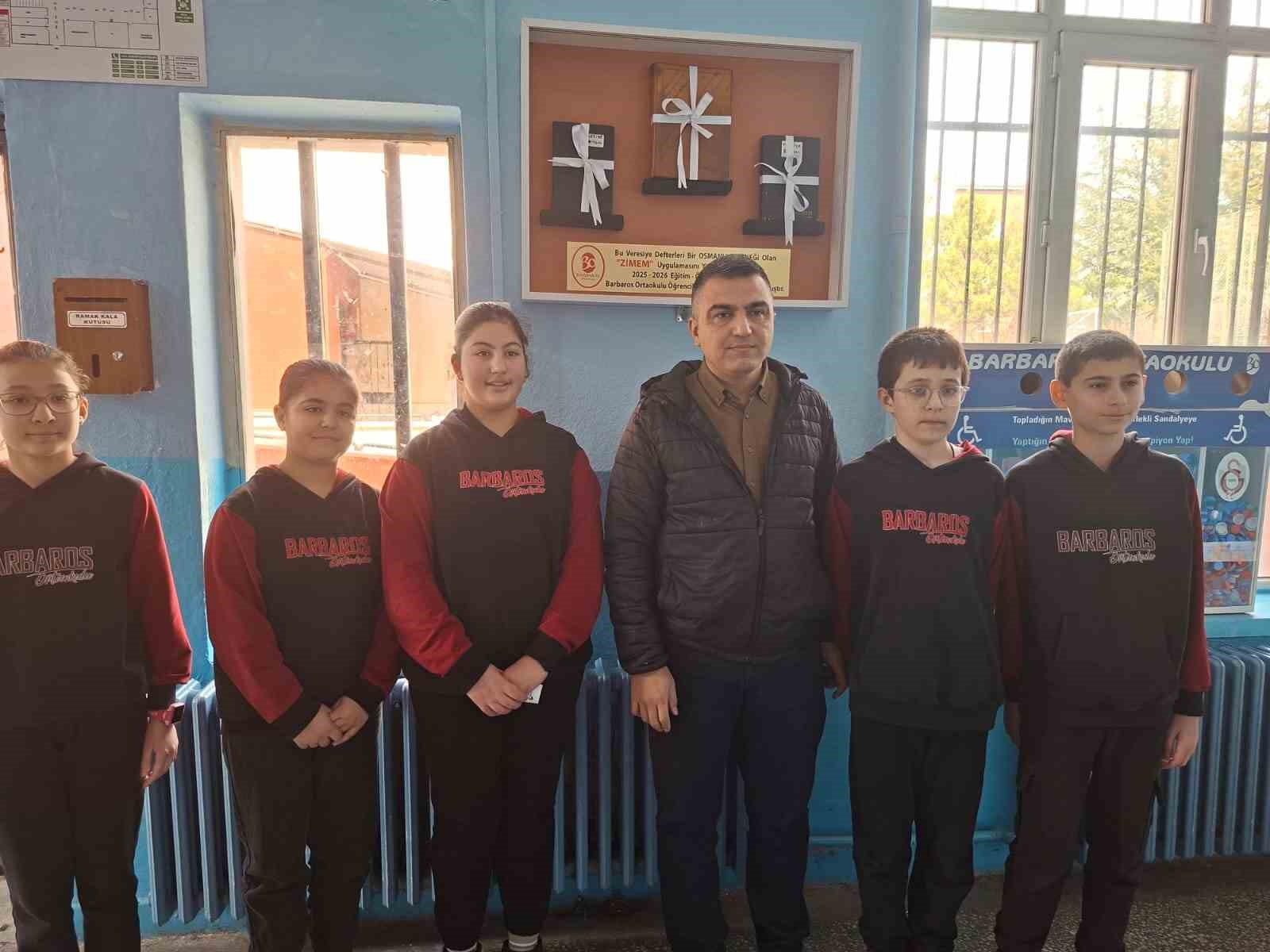 Topladıkları para ile 3 bakkalın veresiye defterini satın alan öğretmen ve öğrenciler yürekleri ısıttı
Topladıkları para ile 3 bakkalın veresiye defterini satın alan öğretmen ve öğrenciler yürekleri ısıttı