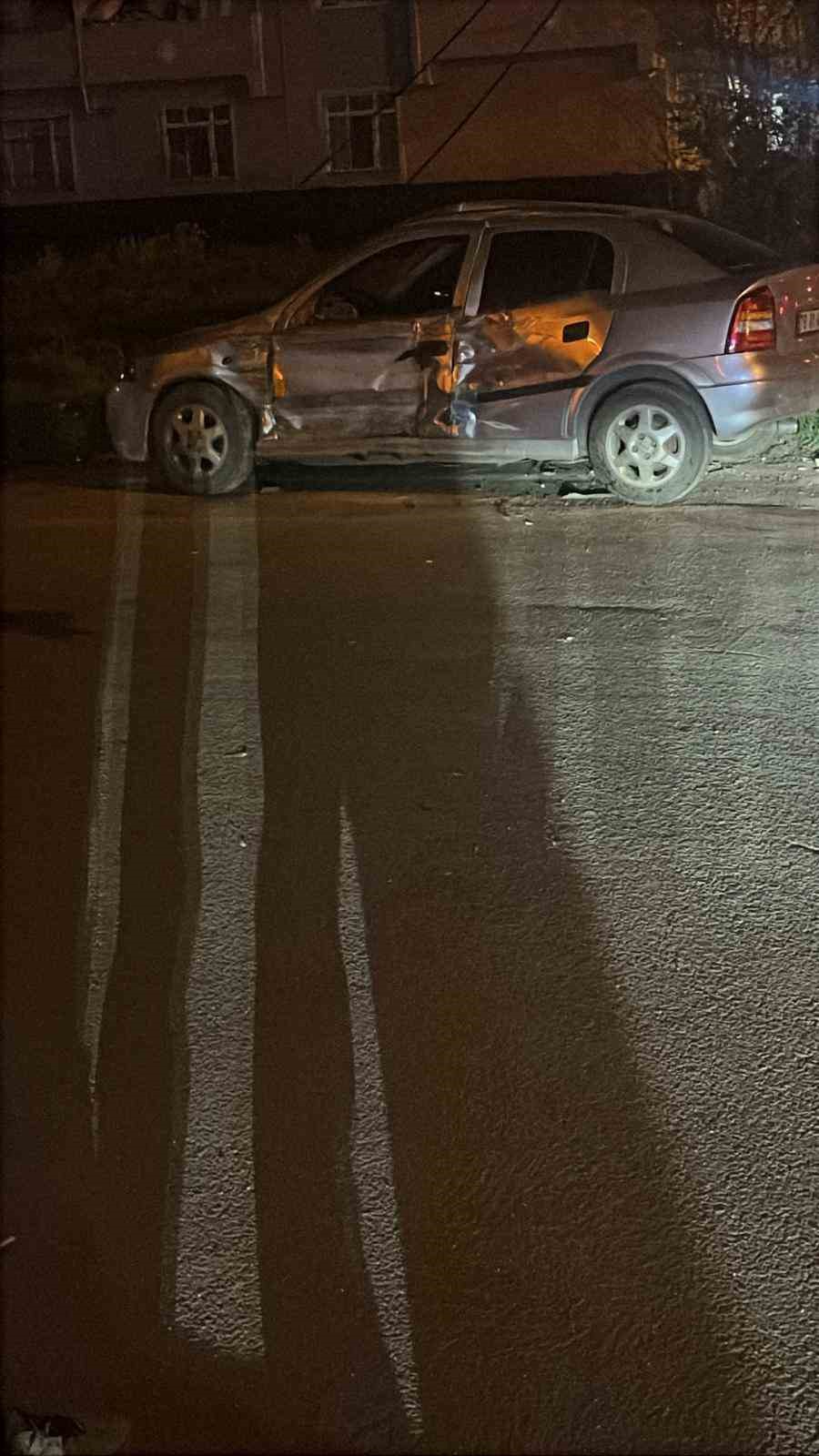 Toplu taşıma aracı ile otomobil çarpıştı: 9 yaralı
