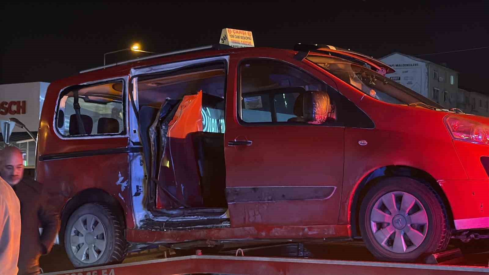 Toplu taşıma aracı ile SUV tarzı araç çarpıştı: 5 yaralı
