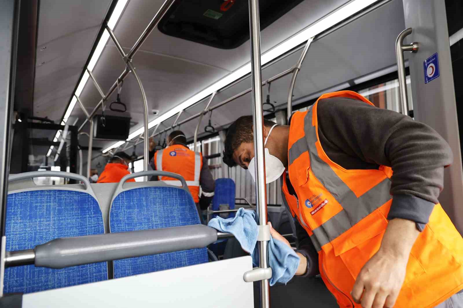 Toplu ulaşım araçları temizlenerek sefere hazırlanıyor
Toplu ulaşım araçları temizlenerek sefere hazırlanıyor