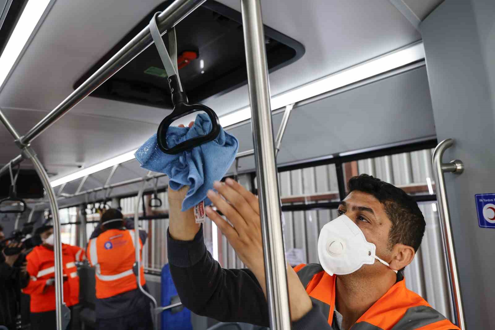 Toplu ulaşım araçları temizlenerek sefere hazırlanıyor
Toplu ulaşım araçları temizlenerek sefere hazırlanıyor