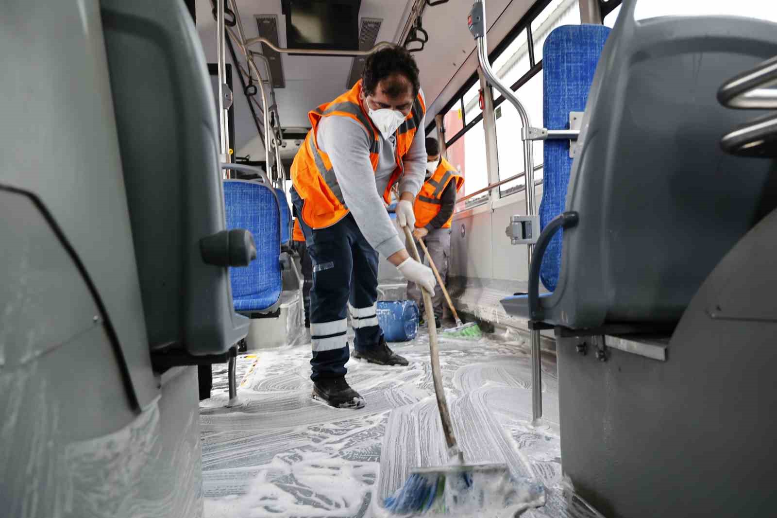 Toplu ulaşım araçları temizlenerek sefere hazırlanıyor
Toplu ulaşım araçları temizlenerek sefere hazırlanıyor