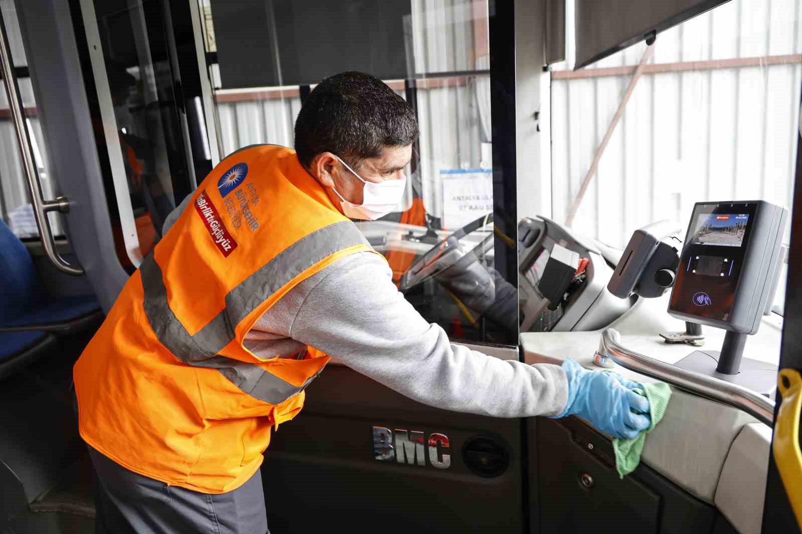 Toplu ulaşım araçları temizlenerek sefere hazırlanıyor
Toplu ulaşım araçları temizlenerek sefere hazırlanıyor