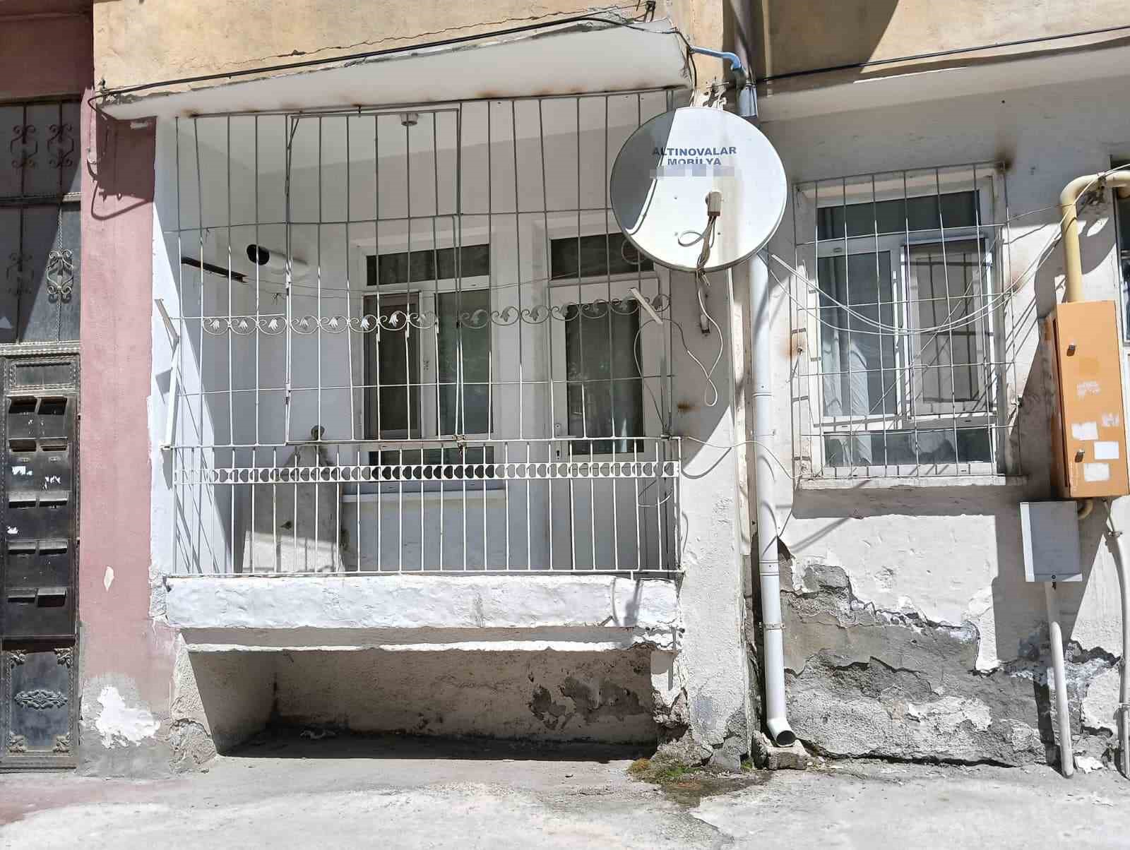 Toprağa gömülü bulunan kafatası ve kemiklerin 15 yıldır kayıp olan kardeşine ait olduğunu iddia etti
