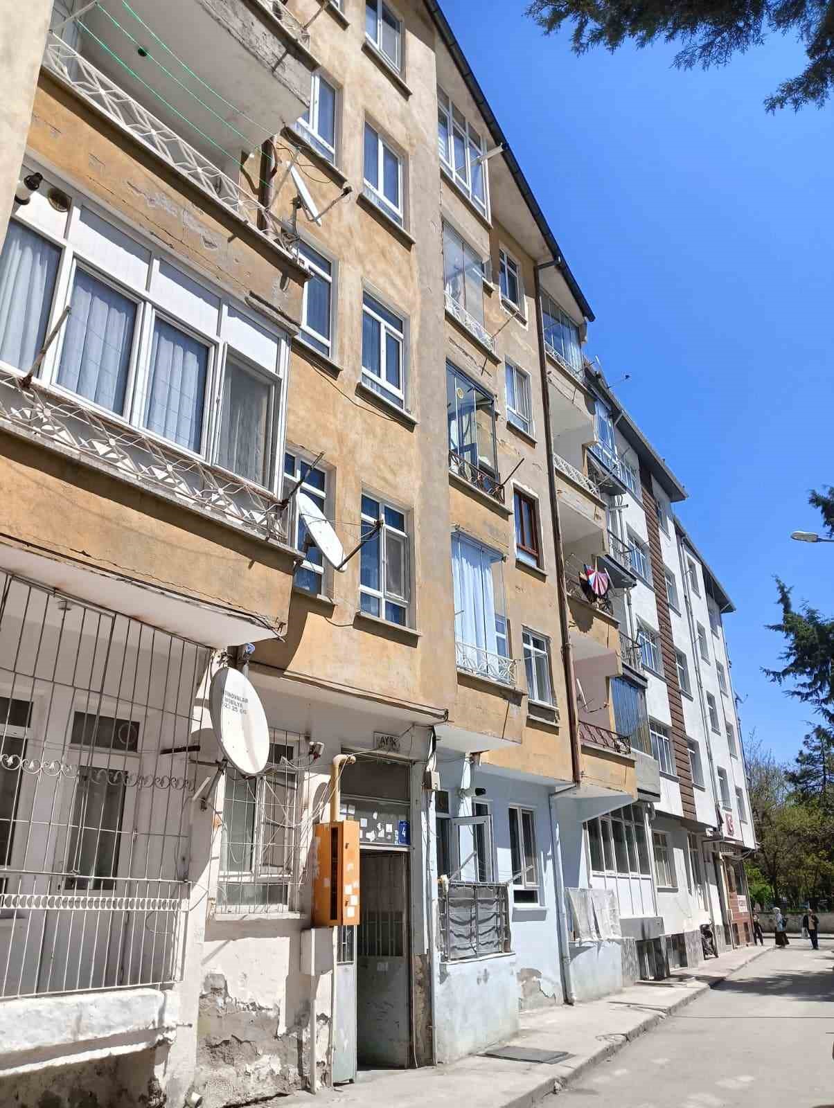 Toprağa gömülü bulunan kafatası ve kemiklerin 15 yıldır kayıp olan kardeşine ait olduğunu iddia etti
