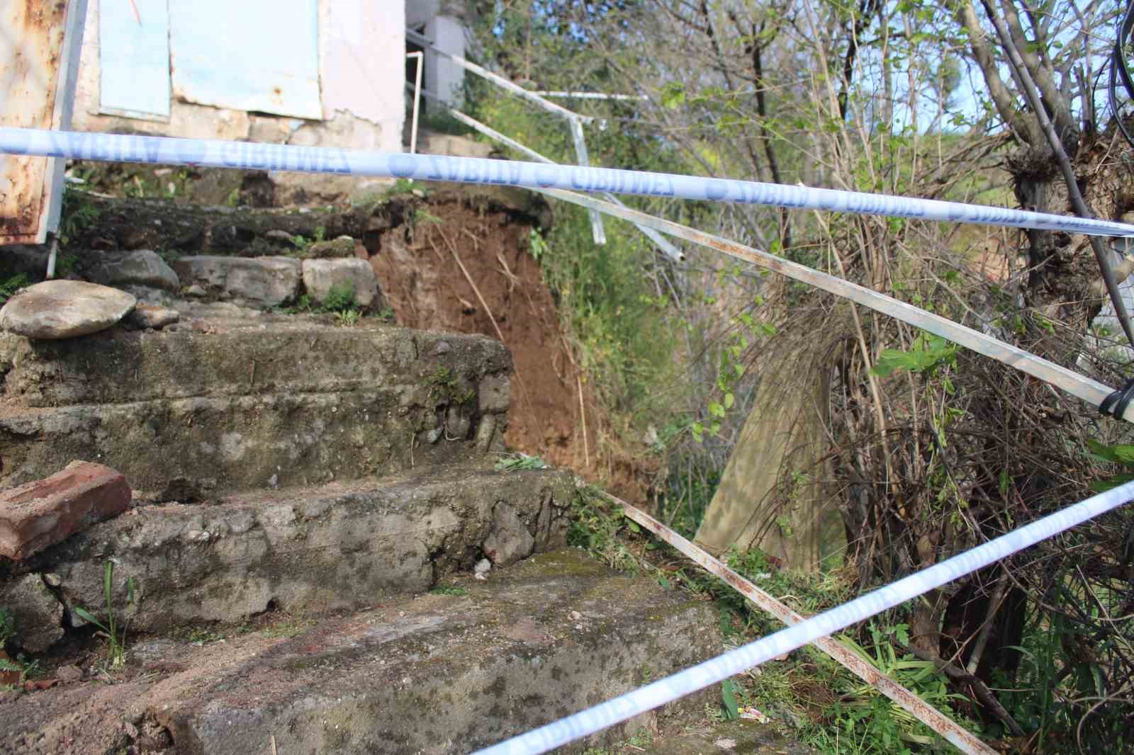 Toprak kayması sonucu evi yıkılan genç 10 dakikayla kurtuldu
Toprak kayması sonucu evi yıkılan genç 10 dakikayla kurtuldu