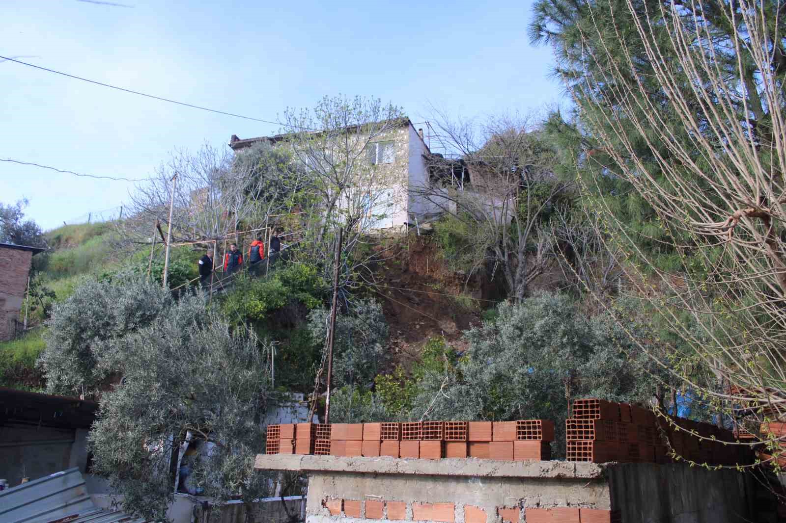 Toprak kayması sonucu evi yıkılan genç 10 dakikayla kurtuldu
Toprak kayması sonucu evi yıkılan genç 10 dakikayla kurtuldu