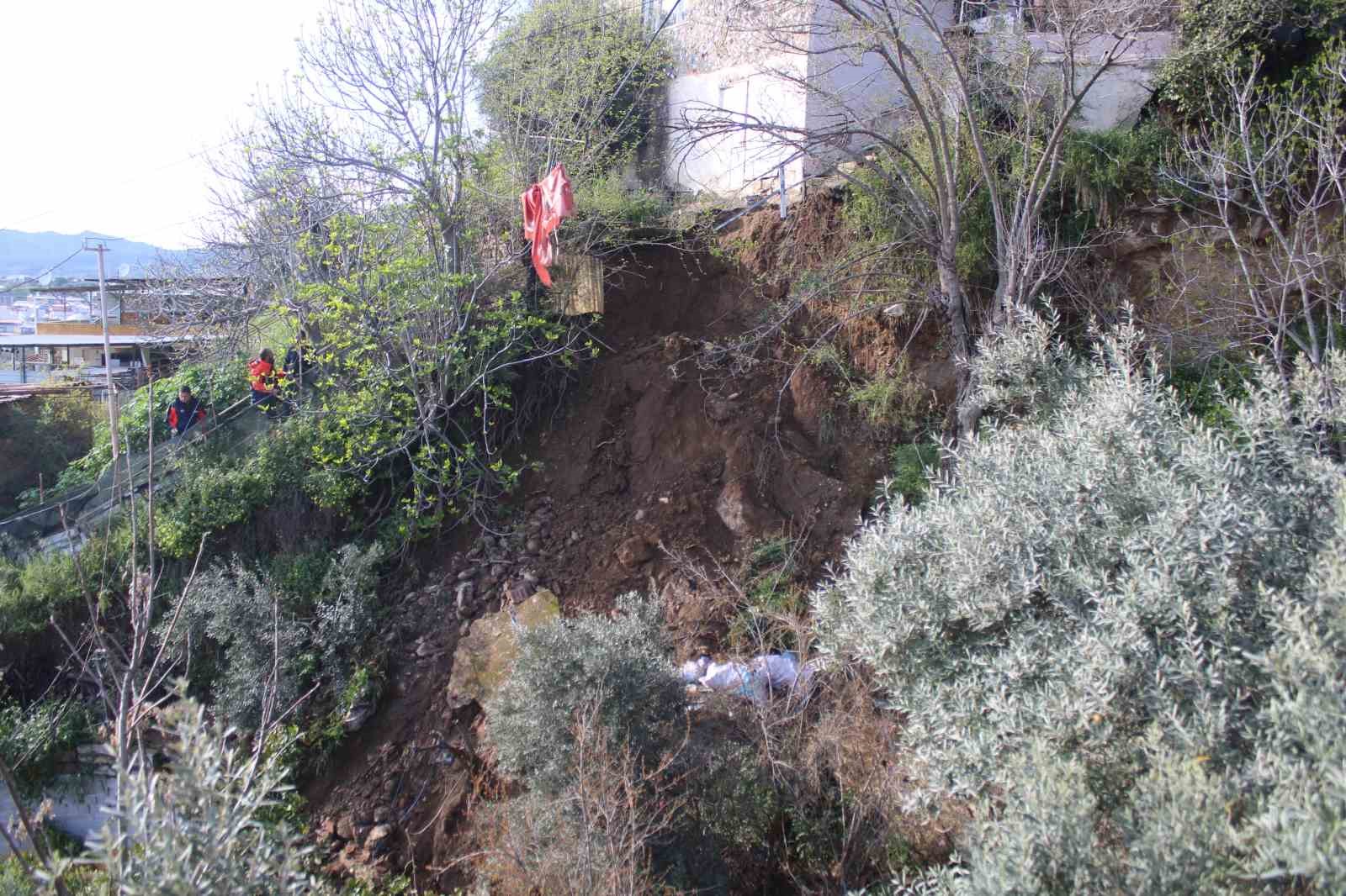 Toprak kayması sonucu evi yıkılan genç 10 dakikayla kurtuldu
Toprak kayması sonucu evi yıkılan genç 10 dakikayla kurtuldu