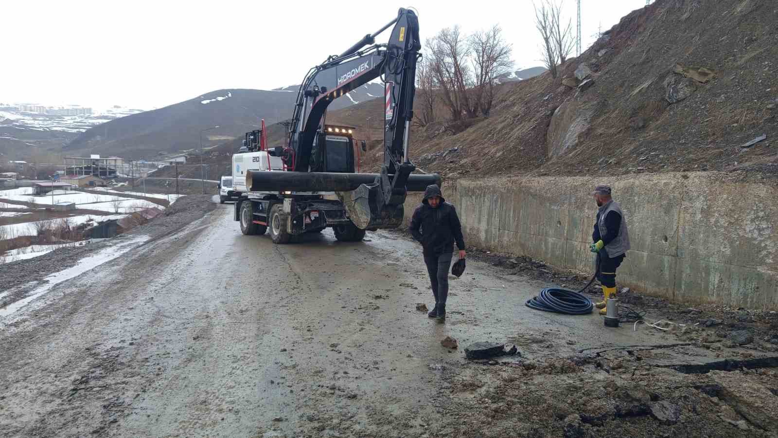 Toprak kayması su hattını vurdu
