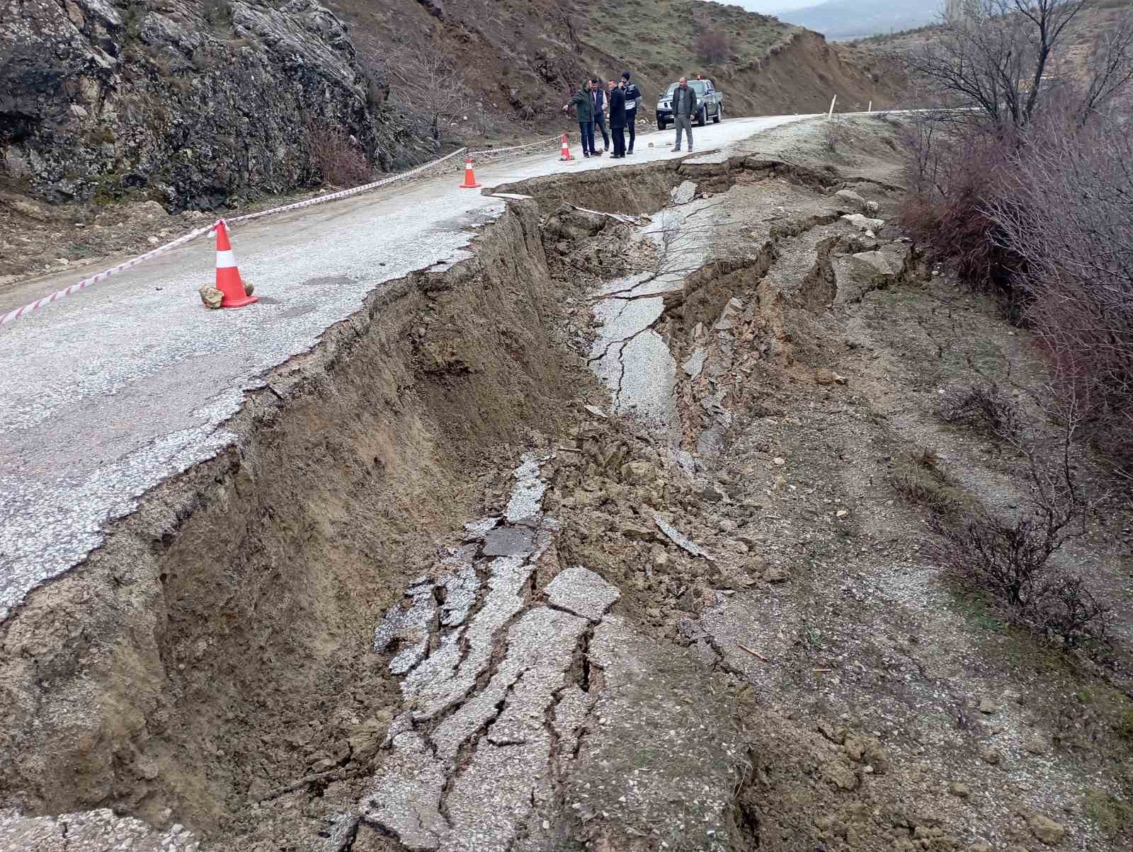 Toprak kaymasının yaşandığı yolda zemin güçlendirme çalışmaları başladı
