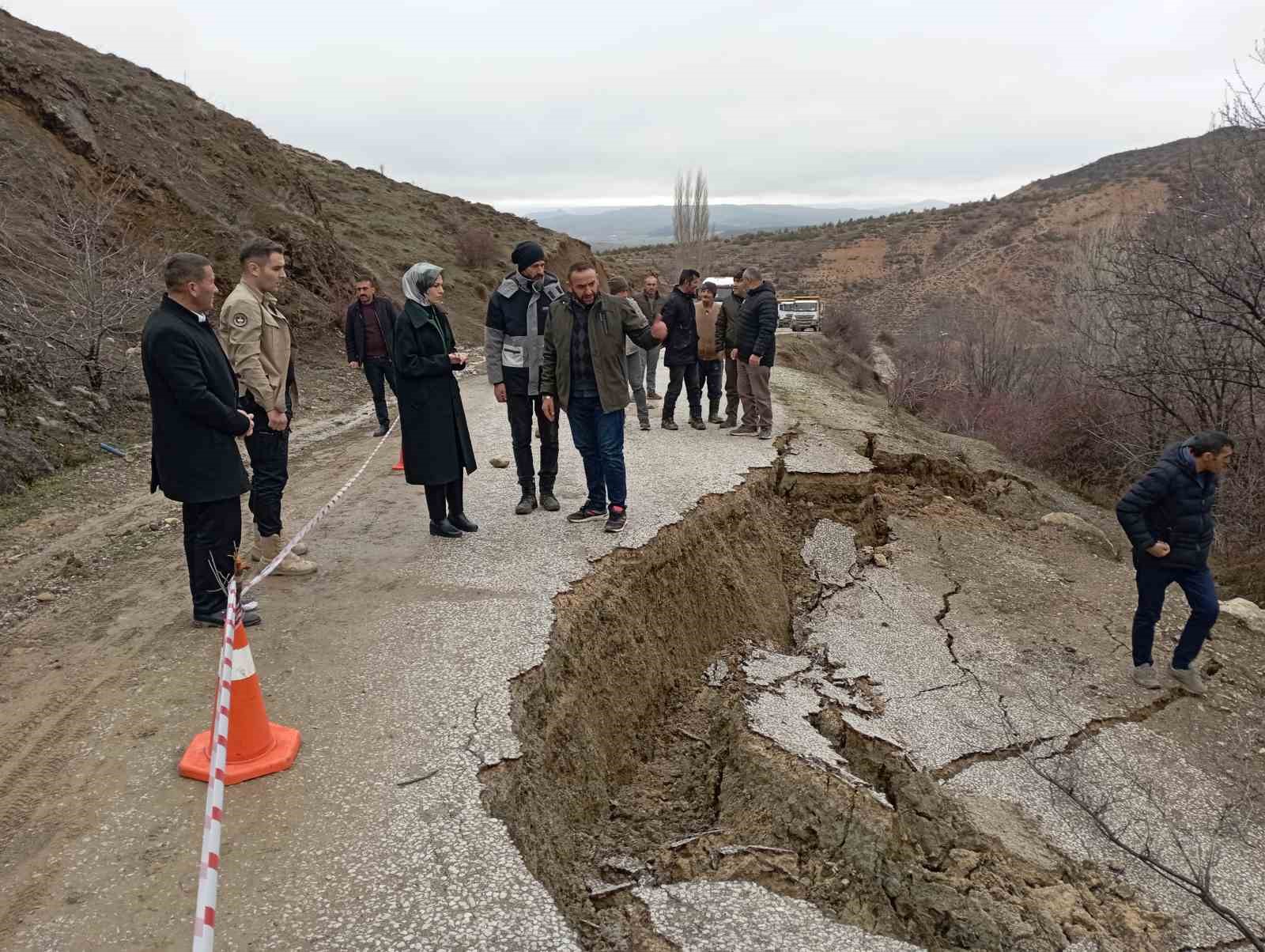 Toprak kaymasının yaşandığı yolda zemin güçlendirme çalışmaları başladı
