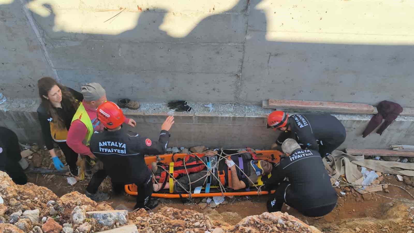 Toprak zemin kaydı, 3 metreden düşüp yaralanan inşaat işçisini ekipler kurtardı
